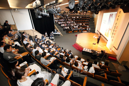 KT는 지난 6일 오후 서울시 광화문 KT스퀘어 드림홀에서 '제 4차 산업혁명과 도시의 미래'를 주제로 강연을 진행했다. 이날 강연에서 KT 직원이 사업 사례를 소개하고 있다. <KT 제공>